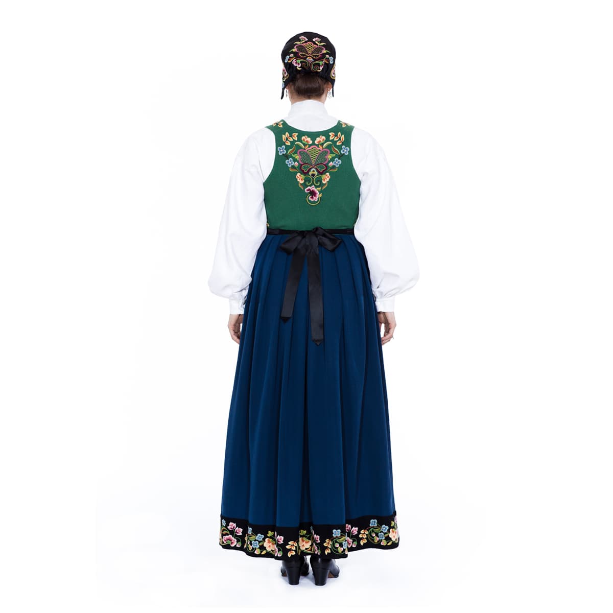 Aksel_Waldemar_B95_bunad_dame_lue_bak.jpg