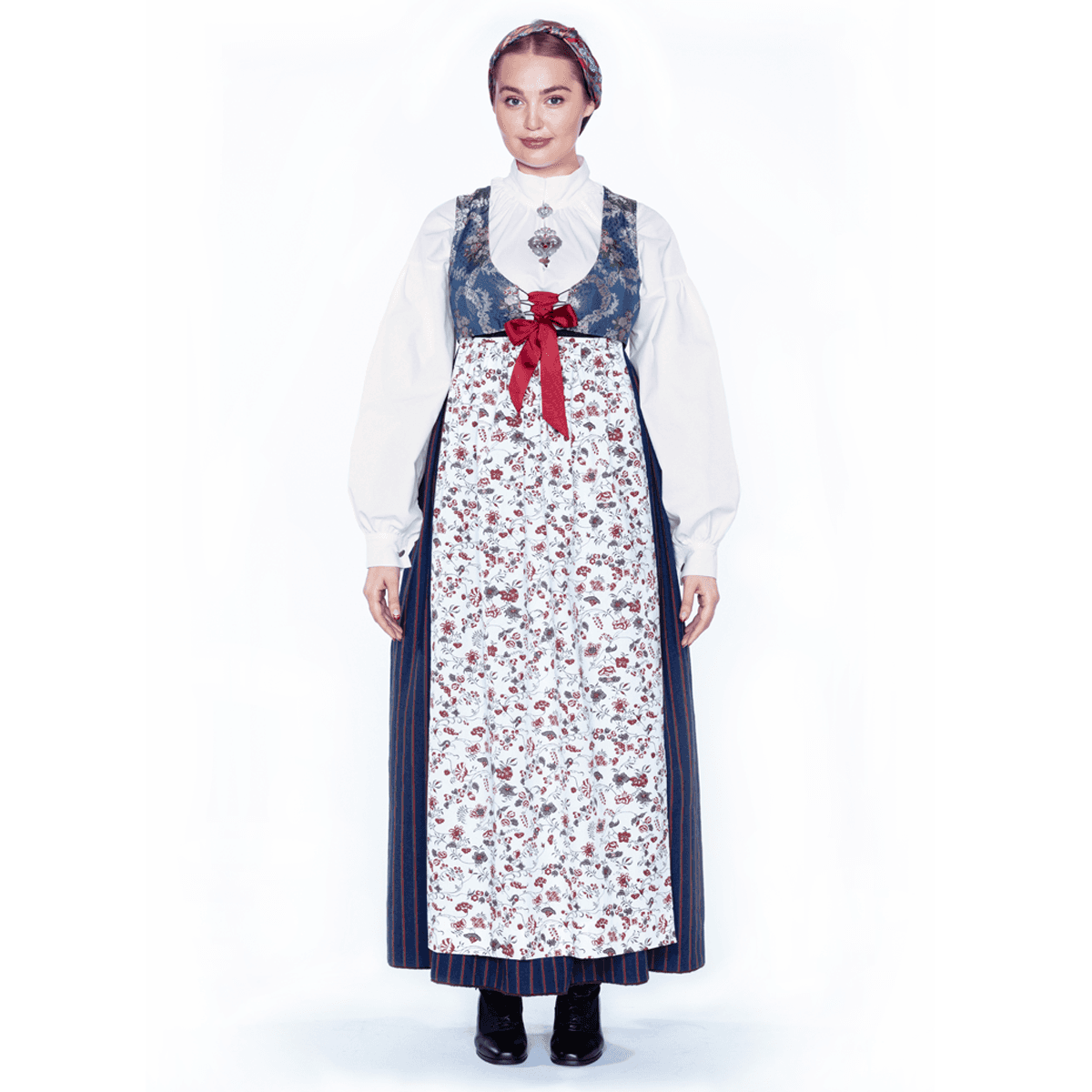 Akerdrakten_dame_blå_blomstrete_forkle_98.png