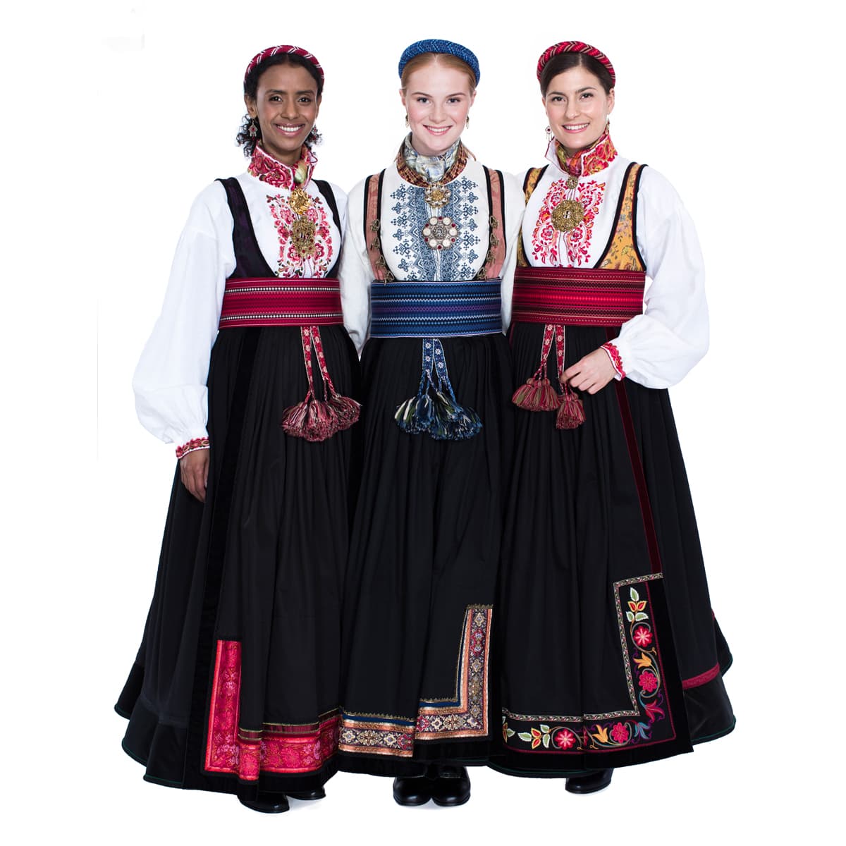 Beltestakk-A82-x-3-med-brodert-forkle_gruppe.jpg