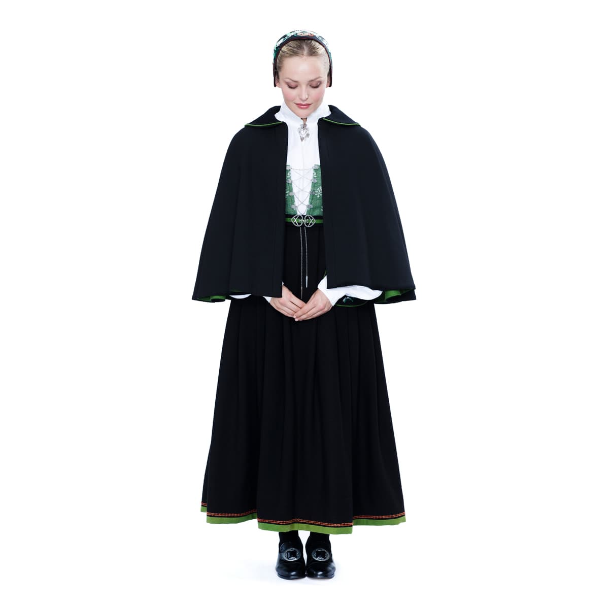 Østfold_damebunad_cape.jpg