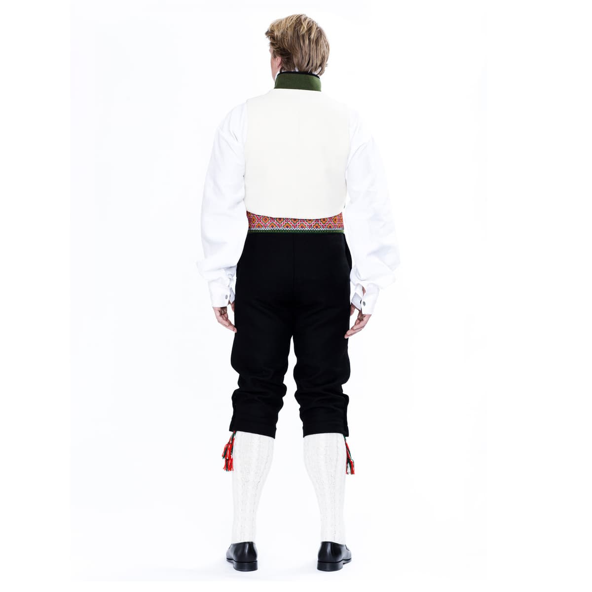 Sunnfjord_herrebunad_med_vest_bakfra-1.jpg
