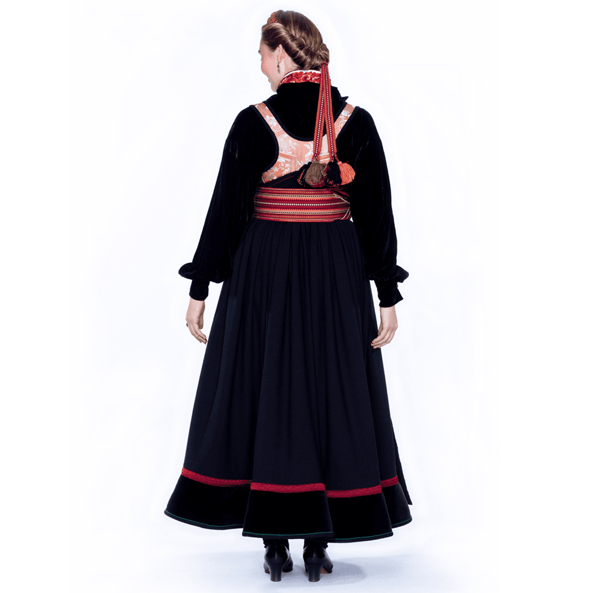 Beltestakk_A82_rosa_liv_svart_skjorte_bak_110.png