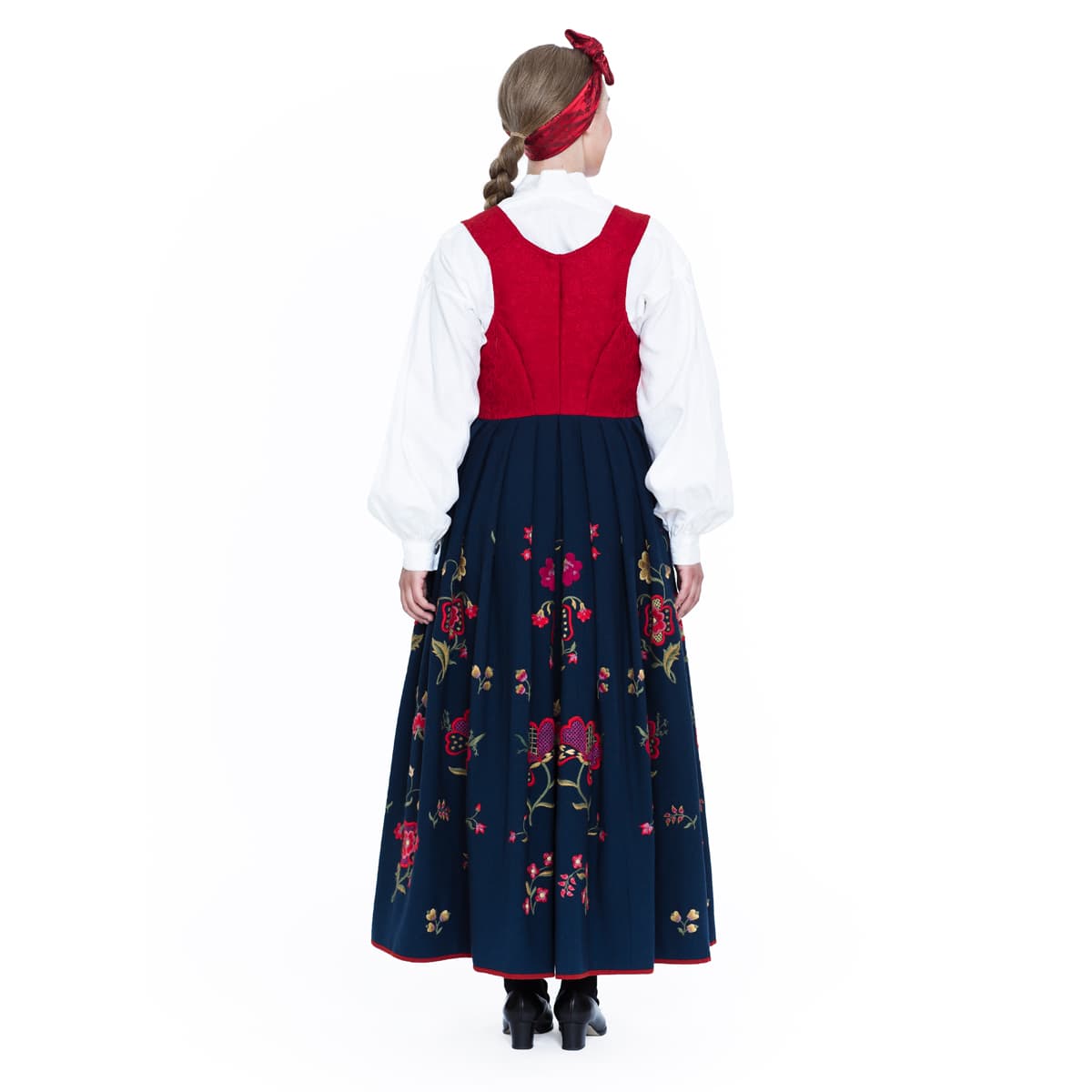Kvinnebunad_B53_Gudbrandsdalen_bakfra.jpg